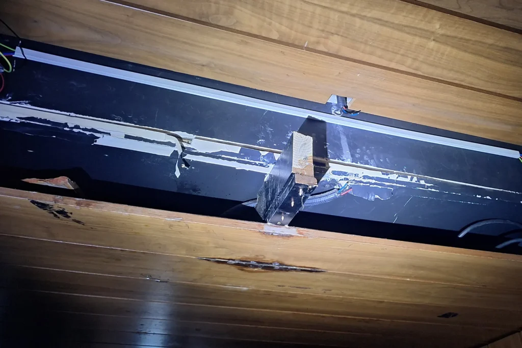 Techo del bar parcialmente desmontado en zona de gotera