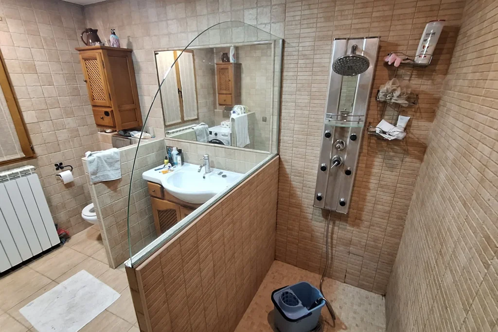 Fuga en bajante comunitaria: goteras mal atribuidas a una ducha